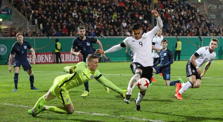 Fußball U21 U 21 Länderspiel: Deutschland - England am 24.03.2017, International Friendly Länderspiel Men under 21, Germany - England, Brita-Arena Wiesbaden, Germany, xmdx, freundschaftsspiel, testspiel, Davie SELKE ( 9 ,Deutschland, Germany, RB Leipzig) scheitert an Jordan PICKFORD ( 1 , goalkeeper, England) Deutschland - England