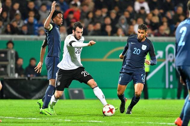 GER, FSP, U 21, Deutschland (GER) vs England (ENG) 24.03.2017, Brita-Arena, Wiesbaden, GER, FSP, U 21, Deutschland (GER) vs England (ENG), picture shows im Bild: Levin Öztunali Oeztunali Oztunali (U 21 Deutschland Germany 20) gegen Nathaniel Chalobah (U 21 England 4) und Ruben Loftus-Cheek (U 21 England 20) Foto © nordphoto Fabisch nordphotox xFabisch