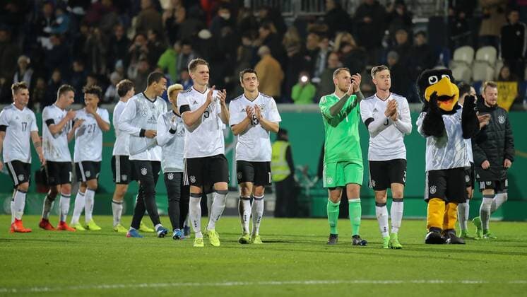 Spieler der deutschen Auswahl, Jubel nach dem Schlusspfiff, Sieg, Sieger, Gewinner, jubelt, jubeln, Freude, optimistisch, Action, Aktion, Fussball, Länderspiel, Deutschland U21 U 21 - England U21, xozx