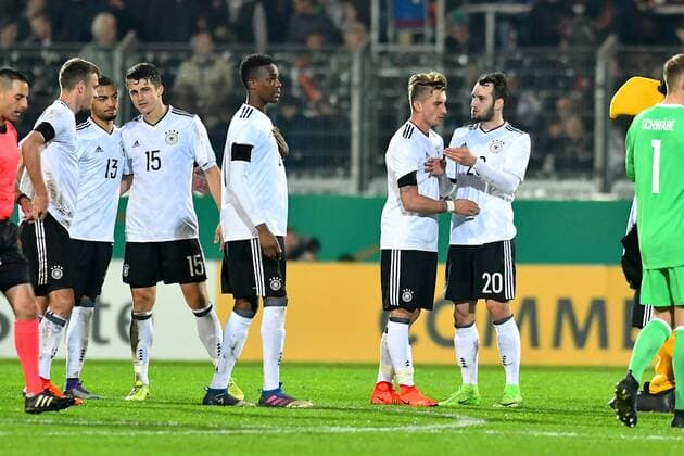 GER, FSP, U 21, Deutschland (GER) vs England (ENG) 24.03.2017, Brita-Arena, Wiesbaden, GER, FSP, U 21, Deutschland (GER) vs England (ENG), picture shows im Bild: Janik Haberer (U 21 Deutschland Germany 19), Jeremy Toljan (U 21 Deutschland Germany 13), Gideon Jung (U 21 Deutschland Germany 21), Marc-Oliver Kempf (U 21 Deutschland Germany 15), Maximilian Philipp (U 21 Deutschland Germany 17), Levin Öztunali Oeztunali Oztunali (U 21 Deutschland Germany 20) nach dem Spiel Foto © nordphoto Fabisch nordphotox xFabisch