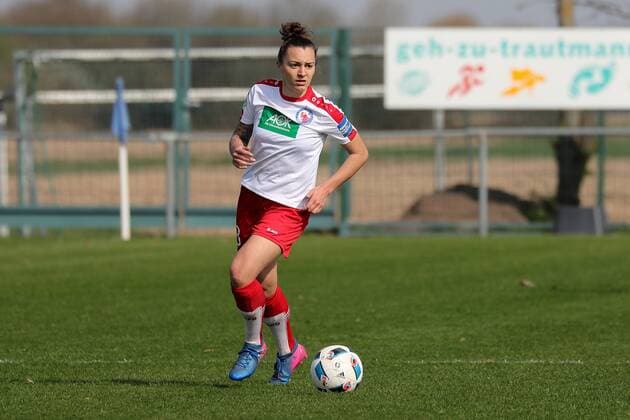 Lidija Kulis (Potsdam, 23), am Ball, Spielszene, Freisteller, Ganzkörper, Einzelbild, Aktion, Action, Fussball, Allianz Frauen-Bundesliga, SC Sand - 1. FFC Turbine Potsdam, xozx
