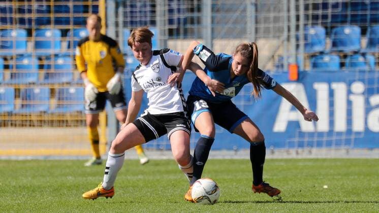 v.li.: Susann Utes (Jena, 6), Isabella Hartig (TSG, 13), Zweikampf, Duell, duel, tackle, tackling, Dynamik, Action, Aktion, Fussball, Allianz Frauen-Bundesliga, TSG 1899 Hoffenheim - FF USV Jena, xozx