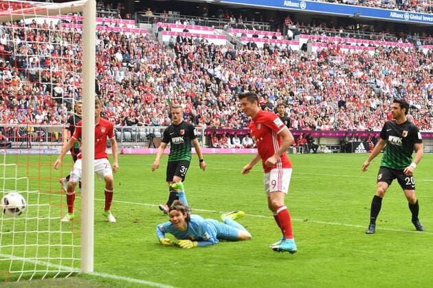 Tor zum 5-0 durch Robert LEWANDOWSKI (Bayern Muenchen),Aktion,Kopfballtor gegen Torwart Marwin HITZ (FC Augsburg). Fussball 1. Bundesliga, 26. Spieltag, FC Bayern Muenchen (M)-FC Augsburg (A) 6-0, am 01.04.2017 in Muenchen Deutschland, A L L I A N Z A R E N A.