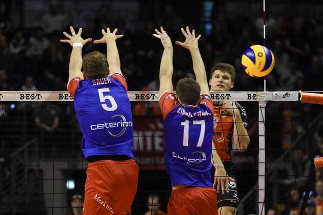 Volleyball, Herren, Saison 2016 17, 1. Bundesliga, Playoff, Halbfinale, 1. Spiel, BR Volleys - United Volleys Rhein-Main Lukas Bauer (Nr. 5, United Volleys Rhein-Main), Jan Zimmermann (Nr. 17, United Volleys Rhein-Main),m Ruben Schott (Nr. 13, Berlin Recycling Volleys), 08.04.17, Copyright: xMichaelxHundtx xMatthiasxKochx