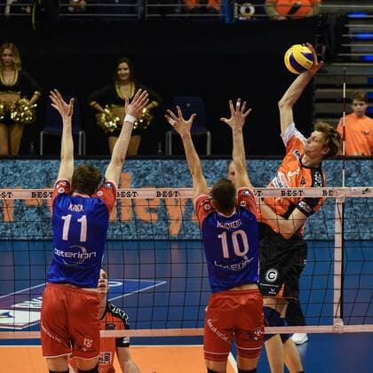 Volleyball, Herren, Saison 2016 17, 1. Bundesliga, Playoff, Halbfinale, 1. Spiel, BR Volleys - United Volleys Rhein-Main Tobias Krick (Nr. 11, United Volleys Rhein-Main), Moritz Reichert (Nr. 10, United Volleys Rhein-Main), Robert Kromm (Nr. 3, Berlin Recycling Volleys), 08.04.17, Copyright: xMichaelxHundtx xMatthiasxKochx