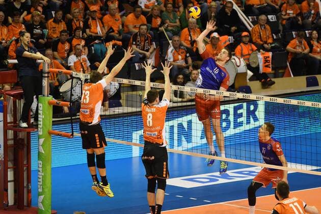 Volleyball, Herren, Saison 2016 17, 1. Bundesliga, Playoff, Halbfinale, 1. Spiel, BR Volleys - United Volleys Rhein-Main Ruben Schott (Nr. 13, Berlin Recycling Volleys), Graham Vigrass (Nr. 8, Berlin Recycling Volleys), Christian Dünnes (Nr. 16, United Volleys Rhein-Main), 08.04.17, Copyright: xMichaelxHundtx xMatthiasxKochx