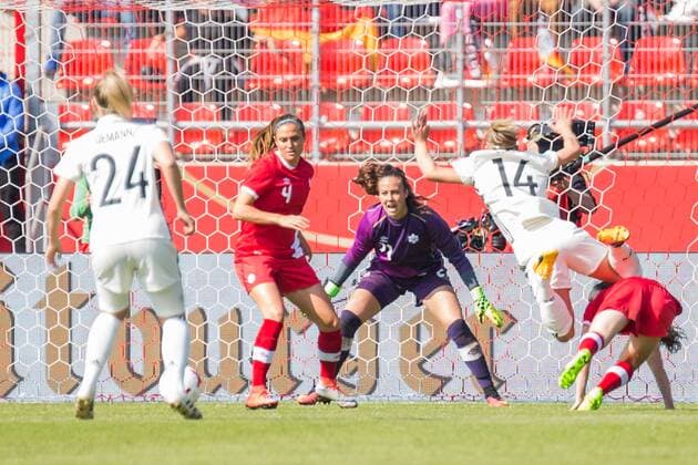 v.li.: Kristin Demann (GER, 24), Shelina Zadorsky (CAN, 4), Kailen Sheridan (CAN, 21, Torwart, goal keeper), Anna Blässe (GER, 14), Kampf vor dem Tor; Aktion, action, Fußball, Frauen, Länderspiel, Deutschland - Kanada, xprx