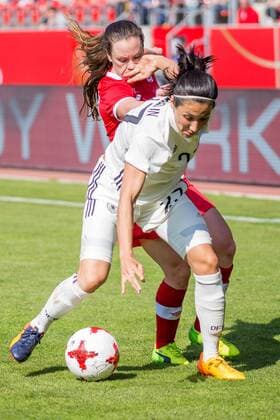 Sara Doorsoun (GER, 27), Allysha Chapman (CAN, 2); Zweikampf, Duell, Aktion, action, Fußball, Frauen, Länderspiel, Deutschland - Kanada, xprx