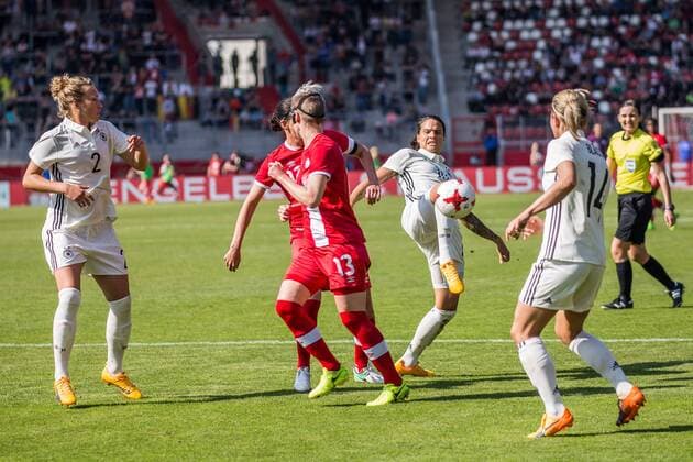 v.li.: Josephine Henning (GER, 2), Christine Sinclair (CAN, 12), Sophie Schmidt (CAN, 13), Dzsenifer Marozsan (GER, 10), Anna Blässe (GER, 14); Aktion, action, Fußball, Frauen, Länderspiel, Deutschland - Kanada, xprx