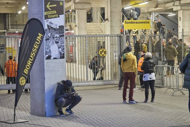 Fan, Fans,verlassen das Stadion und diskutieren Fussballfans, supporters, spectators, Zuschauer, Jacke, Kutte, Weste, Fankurve, Schals Fanschals, Maske, Verkleidung, BORUSSIA DORTMUND - AS MONACO Fussball UEFA Champions League, Viertelfinale in Dortmund, 11.04.2017 CL Saison 2016 2017, BVB