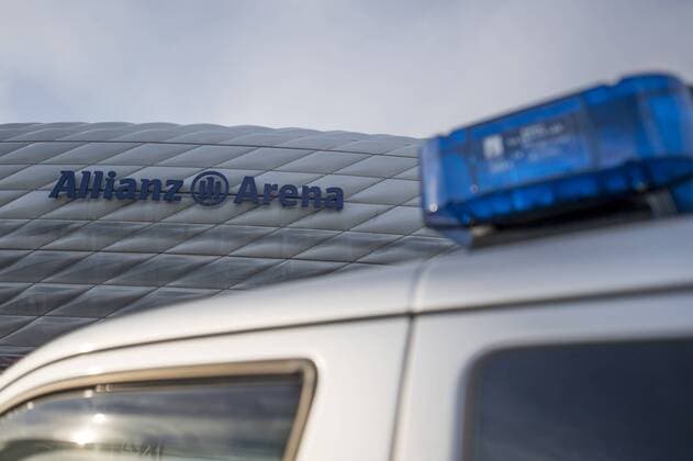 GER, UEFA CL, FC Bayern Muenchen (GER) vs Real Madrid (ESP) 12.04.2017, Allianz Arena, Muenchen, GER, UEFA CL, FC Bayern Muenchen (GER) vs Real Madrid (ESP) , HF 1, im Bild feature , Polizei vor der Allianz Arena Foto © nordphoto Straubmeier nordphotox xStraubmeier