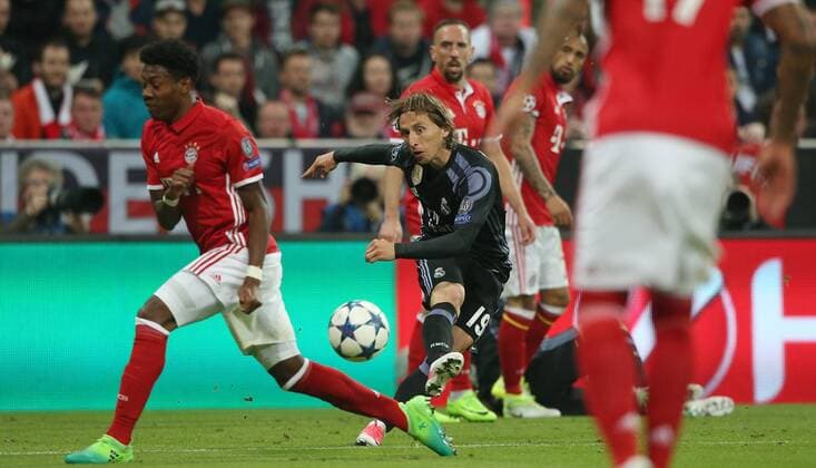 Fußball UEFA Champions League: FC Bayern Muenchen - Real Madrid , Saison 2016 2017, Viertelfinale, Hinspiel, quarter finals, first leg, 12.04.2017, xmdx, David ALABA (27, FC Bayern Muenchen), Luca MODRIC (19, Real Madrid) FC Bayern Muenchen - Real Madrid