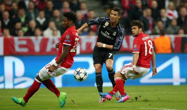 Fußball UEFA Champions League: FC Bayern Muenchen - Real Madrid , Saison 2016 2017, Viertelfinale, Hinspiel, quarter finals, first leg, 12.04.2017, xmdx, David ALABA (27, FC Bayern Muenchen), Cristiano RONALDO (7, Real Madrid), Juan BERNAT (18, FC Bayern Muenchen) FC Bayern Muenchen - Real Madrid