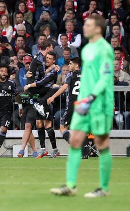 FC Bayern München - Real Madrid Deutschland, München, 12.04.2017, Fussball, UEFA Champions League, Saison 2016 2017, Viertelfinale, Hinspiel, FC Bayern München - Real Madrid: v.l. Sergio Ramos, Cristiano Ronadlo (beide Real Madrid), Manuel Neuer (FC Bayern München); Jubel Tor 1:2 Ronaldo.