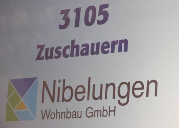 Anzeigentafel mit Zuschauerzahl 3105
