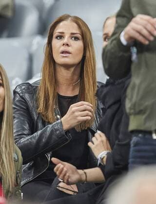 Lina, Freundin von Joshua KIMMICH, FCB 32 Spielerfrau, junge hübsche Frau, Maedchen, sexy, aufreizend, Figur, hübsch, lacht, attraktiv, Mode, fashion, Schmuck, Tasche, Schminke, FC BAYERN MUENCHEN - REAL MADRID 1-2 Viertelfinale, Fussball UEFA Champions League, Muenchen, 12.04.2017 CL Saison 2016 2017
