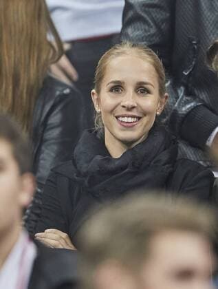 Nina Weiss Freundin von Manuel Neuer, Spielerfrau, junge hübsche Frau, Maedchen, sexy, aufreizend, Figur, hübsch, lacht, attraktiv, Mode, fashion, Schmuck, Tasche, Schminke, FC BAYERN MUENCHEN - REAL MADRID 1-2 Viertelfinale, Fussball UEFA Champions League, Muenchen, 12.04.2017 CL Saison 2016 2017