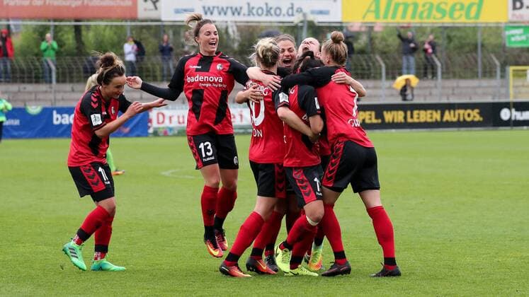 Spielerinnen des SC Freiburg jubeln über das Tor zum 1:0, Jubel, Torjubel, Torerfolg, celebrate the goal, goal, celebration, Jubel ueber das Tor, optimistisch, Action, Aktion, Fussball, DFB-Pokal der Frauen, Halbfinale, SC Freiburg - VfL Wolfsburg, xozx