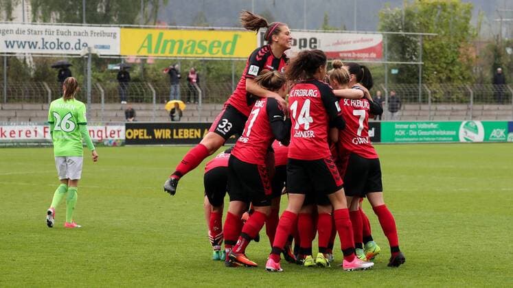 Spielerinnen des SC Freiburg jubeln über das Tor zum 1:0, Jubel, Torjubel, Torerfolg, celebrate the goal, goal, celebration, Jubel ueber das Tor, optimistisch, Action, Aktion, Fussball, DFB-Pokal der Frauen, Halbfinale, SC Freiburg - VfL Wolfsburg, xozx