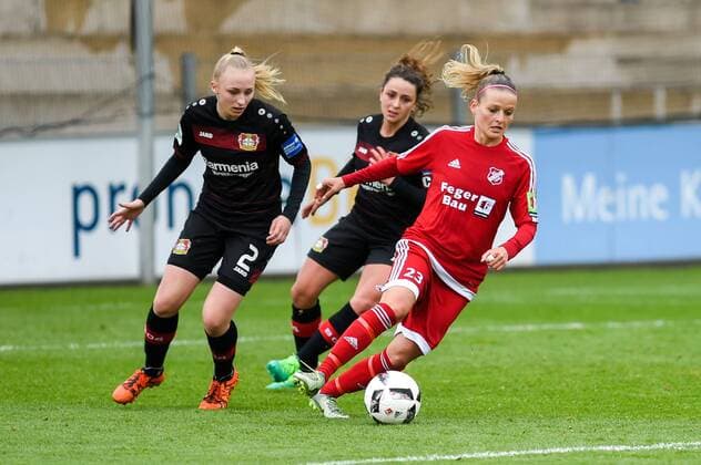 v.li.: Frederike Kempe (Bayer 04 Leverkusen, 2) im Zweikampf mit Isabelle Meyer (SC Sand, 23), Zweikampf, Duell, duel, tackle, tackling, Dynamik, Action, Aktion, Fussball, DFB-Pokal, Halbfinale, Bayer 04 Leverkusen - SC Sand, xmhx