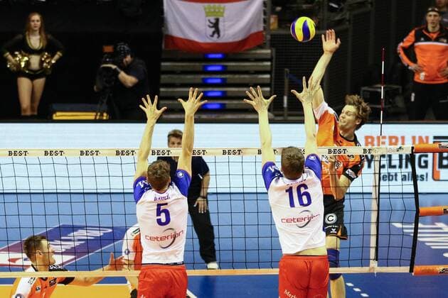 Volleyball, Herren, Saison 2016 17, 1. Bundesliga, Playoff, Halbfinale, 3. Spiel, BR Volleys - United Volleys Rhein-Main Lukas Bauer (Nr. 5, United Volleys Rhein-Main), Christian Dünnes (Nr. 16, United Volleys Rhein-Main), Robert Kromm (Nr. 3, Berlin Recycling Volleys), 20.04.17, Copyright: xMichaelxHundtx xMatthiasxKochx