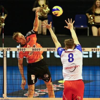 Volleyball, Herren, Saison 2016 17, 1. Bundesliga, Playoff, Halbfinale, 3. Spiel, BR Volleys - United Volleys Rhein-Main Paul Carroll (Nr. 12, Berlin Recycling Volleys), Jan Klobucar (Nr. 8, United Volleys Rhein-Main), 20.04.17, Copyright: xMichaelxHundtx xMatthiasxKochx