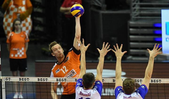 Paul Carroll (BR Volleys), beim Schmetterball, vorne Moritz Reichert (United Volleys), Lukas Bauer (United Volleys), BR Volleys Berlin - United Volleys Rhein-Main Deutsche Volleyball Liga, Saison 2016 2017, Herren, Männer, Männer, men, playoff, play-off, Halbfinale, Spiel 3m Volleyball, Deutschland, Germany, Max-Schmeling-Halle Berlin, 20.4.2017