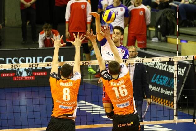 Volleyball, Herren, Saison 2016 17, 1. Bundesliga, Playoff, Halbfinale, 3. Spiel, BR Volleys - United Volleys Rhein-Main Graham Vigrass (Nr. 8, Berlin Recycling Volleys), Wouter ter Maat (Nr. 16, Berlin Recycling Volleys), Moritz Reichert (Nr. 10, United Volleys Rhein-Main), 20.04.17, Copyright: xMichaelxHundtx xMatthiasxKochx