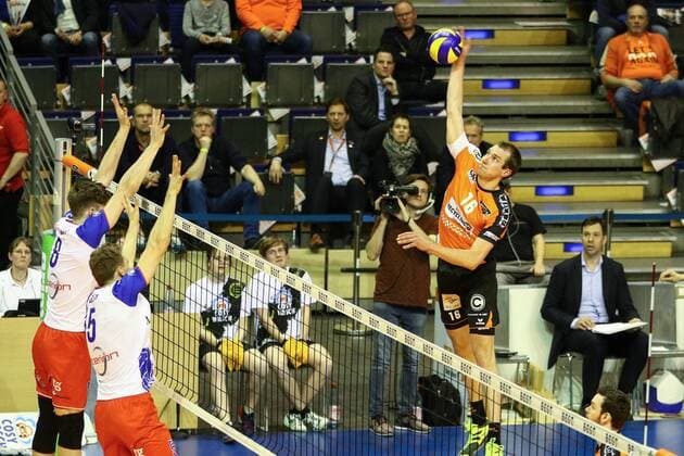Volleyball, Herren, Saison 2016 17, 1. Bundesliga, Playoff, Halbfinale, 3. Spiel, BR Volleys - United Volleys Rhein-Main Jan Klobucar (Nr. 8, United Volleys Rhein-Main), Lukas Bauer (Nr. 5, United Volleys Rhein-Main), Wouter ter Maat (Nr. 16, Berlin Recycling Volleys), 20.04.17, Copyright: xMichaelxHundtx xMatthiasxKochx
