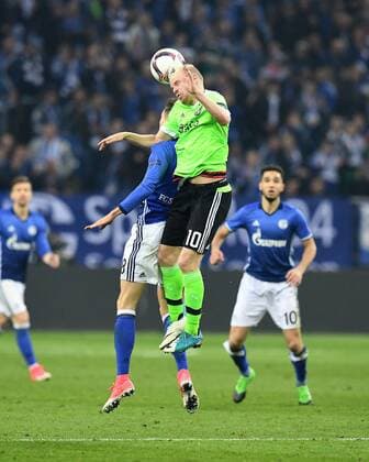 Fussball, UEFA Europa League, Saison 2016 2017, Viertelfinale , FC Schalke 04 vs Ajax Amsterdam 20.04.2017, Veltinsarena Gelsenkirchen, Leon Goretzka, S04, Davy Klaassen, Ajax Amsterdam,