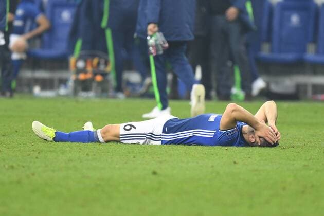 Fussball, UEFA Europa League, Saison 2016 2017, Viertelfinale , FC Schalke 04 vs Ajax Amsterdam 20.04.2017, Veltinsarena Gelsenkirchen, Sead Kolasinac, S04, Aktion, Einzelbild am Boden, enttäuscht,