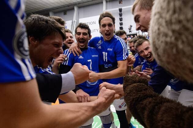 23.04.2017, ZF Arena, Friedrichshafen Volleyball, Bundesliga Männer Maenner, Play-offs Finale, VfB Friedrichshafen vs. Berlin Recycling Volleys Jubel Tomas Kocian ( 17 Friedrichshafen), Simon Tischer ( 10 Friedrichshafen), Markus Steuerwald ( 13 Friedrichshafen), Athanasios Protopsaltis ( 7 Friedrichshafen), Tomas Rousseaux ( 14 Friedrichshafen), David Sossenheimer ( 5 Friedrichshafen), Thilo Späth-Westerholt Spaeth-Westerholt ( 3 Friedrichshafen), Armin Mustedanovic ( 15 Friedrichshafen), Georg Klein ( 8 Friedrichshafen), Jakob Günthör Guenthoer ( 12 Friedrichshafen) nach Sieg
