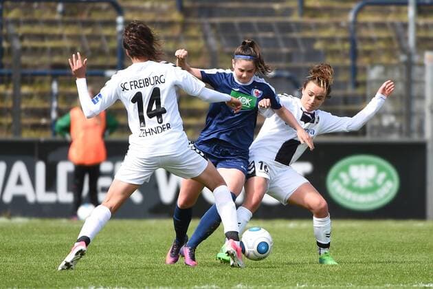 Fussball, Frauen, 1. Bundesliga, Saison 2016 17, 17. Spieltag, 1. FFC Turbine Potsdam - SC Freiburg, Cinzia Zehnder (Nr. 14, SC Freiburg), Sarah Zadrazil (Nr. 27, 1. FFC Turbine Potsdam), Lina Magull (Nr. 16, SC Freiburg), 23.04.17, Copyright: xMichaelxHundtx xMatthiasxKochx