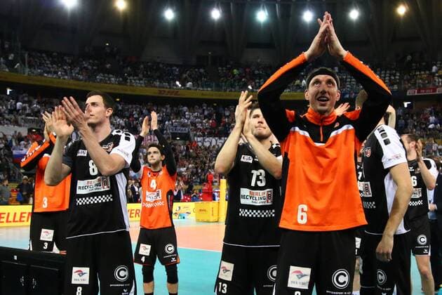 Volleyball, CL, Final Four, BR Volleys - Zenit Kasan Volleyball, Herren, Saison 2016 17, CEV Champions League Final Four in Rom, Halbfinale, BR Volleys - Zenit Kasan, die Spieler der BR Volleys danken nach dem Spiel den Fans, Robert Kromm (Nr. 3, Berlin Recycling Volleys), Graham Vigrass (Nr. 8, Berlin Recycling Volleys), Luke Perry (Nr. 4, Berlin Recycling Volleys), Ruben Schott (Nr. 13, Berlin Recycling Volleys), Felix Fischer (Nr. 6, Berlin Recycling Volleys), 29.04.17, Copyright: xMichaelxHundtx xMatthiasxKochx