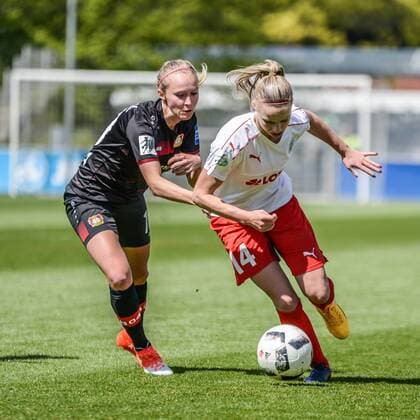 v.li.: Turid Knaak (Bayer 04 Leverkusen, 10) und Jackie Groenen (1. FFC Frankfurt, 14) im Zweikampf, Zweikampf, Duell, duel, tackle, tackling, Dynamik, Action, Aktion, Fussball, DFB-Pokal, Halbfinale, Bayer 04 Leverkusen - 1. FFC Frankfurt, xmhx