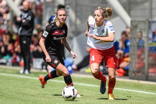 Kathrin Hendrich (1. FFC Frankfurt, 4) umspielt Turid Knaak (Bayer 04 Leverkusen, 10), Zweikampf, Duell, duel, tackle, tackling, Dynamik, Action, Aktion, Fussball, DFB-Pokal, Halbfinale, Bayer 04 Leverkusen - 1. FFC Frankfurt, xmhx