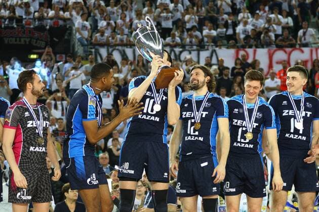 Volleyball, Herren, Saison 2016 17, CEV Champions League Final Four in Rom, Finale, Zenit Kasan - Colussi Perugia, Siegerehrung, Artem Volvich (Nr. 10, Zenit Kasan) küsst den Pokal, 30.04.17, Copyright: xMichaelxHundtx xMatthiasxKochx