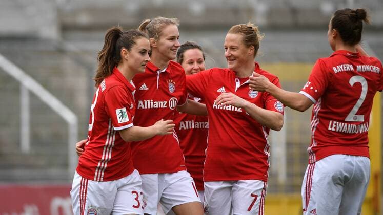 v.li.: Sara Ilonka Däbritz (Sara Daebritz, FC Bayern München, FCB, 33) Vivianne Miedema (FC Bayern München, FCB, 10) Nicole Rolser (FC Bayern München, FCB, 29) Melanie Behringer (FC Bayern München, FCB, 7) Gina Lewandowski (FC Bayern München, FCB, 2) mit Torjubelö, Jubel, Torjubel, Torerfolg, celebrate the goal, goal, celebration, Jubel ueber das Tor zum 1:0 durch Vivianne Miedema (FC Bayern München, FCB, 10) , optimistisch, Action, Aktion, Fussball,Allianz Frauen-Bundesliga, FC Bayern München - TSG 1899 Hoffenheim, xslx
