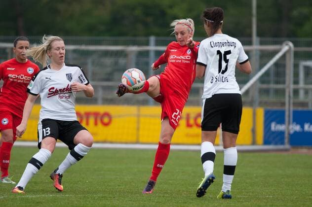 v.li.: Nadine Luker (BV Cloppenburg, 13), Maxine Birker (DSC Arminia Bielefeld, 22) und Carole Costa da Silva (BV Cloppenburg, 15) im Dreikampf, Zweikampf, Duell, Fussball, 2. Frauen-Bundesliga Nord, BV Cloppenburg - DSC Arminia Bielefeld, xobx