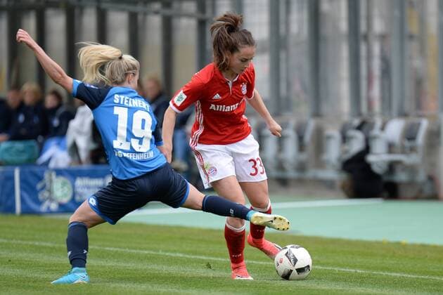 v.li.: Judith Steinert (Hoffenheim, 19) Sara Ilonka Däbritz (Sara Daebritz, FC Bayern München, FCB, 33) im Zweikampf, Duell, duel, tackle, Dynamik, Action, Aktion, Fussball,Allianz Frauen-Bundesliga, FC Bayern München - TSG 1899 Hoffenheim, xslx