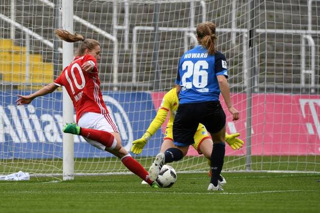 v.li.: Vivianne Miedema (FC Bayern München, FCB, 10) zieht ab und trifft zum 1:0, schießt das Tor, Torschützin zum 1:0, scores the goal, Tor, Goal, Torerfolg, Action, Aktion, Martina Tufekovic (Torfrau, Hoffenheim, 1), Sophie Howard (Hoffenheim, 26), Fussball,Allianz Frauen-Bundesliga, FC Bayern München - TSG 1899 Hoffenheim, xslx