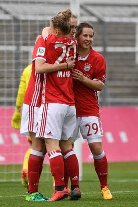 Bilder des Tages - SPORT v.li.: Vivianne Miedema (FC Bayern München, FCB, 10) Leonie Maier (FC Bayern München, FCB, 20) Nicole Rolser (FC Bayern München, FCB, 29) mit Torjubel, Jubel, Torjubel, Torerfolg, celebrate the goal, goal, celebration, Jubel ueber das Tor zum 1:0 durch Vivianne Miedema (FC Bayern München, FCB, 10), optimistisch, Action, Aktion, Fussball,Allianz Frauen-Bundesliga, FC Bayern München - TSG 1899 Hoffenheim, xslx
