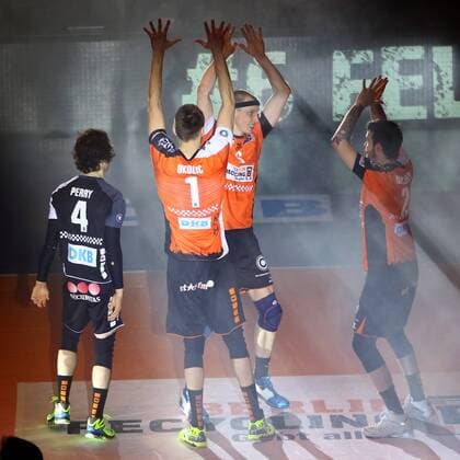 Volleyball, Herren, Saison 2016 17, 1. Bundesliga, Playoff, Finale, 2. Spiel, BR Volleys - VfB Friedrichshafen, Lu, Steven Marshall (Nr. 2, Berlin Recycling Volleys)ke Perry (Nr. 4, Berlin Recycling Volleys), Aleksandar Okolic (Nr. 1, Berlin Recycling Volleys), Felix Fischer (Nr. 6, Berlin Recycling Volleys), 03.05.17, Copyright: xMichaelxHundtx xMatthiasxKochx