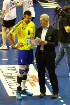 Volleyball, Herren, Saison 2016 17, 1. Bundesliga, Playoff, Finale, 2. Spiel, BR Volleys - VfB Friedrichshafen, Georg Klein (Nr. 8, VfB Friedrichshafen), Cheftrainer Vital Heynen (VfB Friedrichshafen), 03.05.17, Copyright: xMichaelxHundtx xMatthiasxKochx