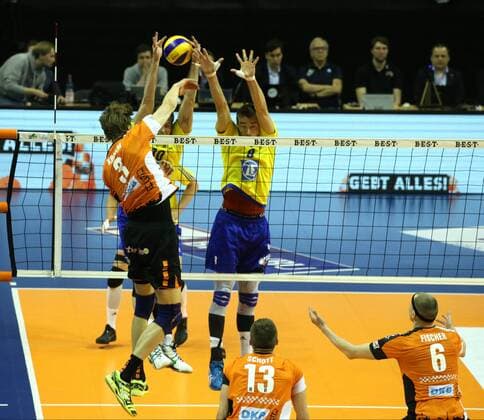 GER, 1.VBL, BR VOLLEYS VS. FRIEDRICHSHAFEN 03.05.2017, Max Schmeling Halle, Berlin, GER, 1.VBL, BR VOLLEYS VS. FRIEDRICHSHAFEN, im Bild Robert Kromm (BR Volleys 3), Simon Tischer (Friedrichshafen 10), Georg Klein (Friedrichshafen 8) nordphotox xEngler