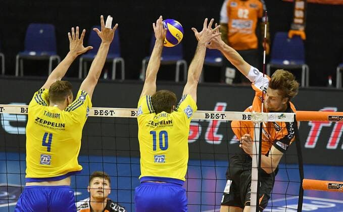 Robert Kromm (BR Volleys), beim Schmetterball, vorne Andreas Takvam (Friedrichshafen), Simon Tischer (Friedrichshafen), BR Volleys Berlin - VfB Friedrichshafen Deutsche Volleyball Liga, Saison 2016 2017, Herren, Männer, Männer, men, playoff, play-off, Finale, Spiel 2, Volleyball, Deutschland, Germany, Max-Schmeling-Halle Berlin, 3.5.2017