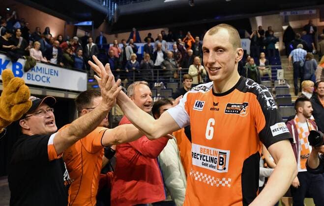 Felix Fischer (BR Volleys), macht nach seinem letzten Spiel in Berlin die Abklatschrunde bei seinen Fans BR Volleys Berlin - VfB Friedrichshafen Deutsche Volleyball Liga, Saison 2016 2017, Herren, Männer, Männer, men, playoff, play-off, Finale, Spiel 2, Volleyball, Deutschland, Germany, Max-Schmeling-Halle Berlin, 3.5.2017