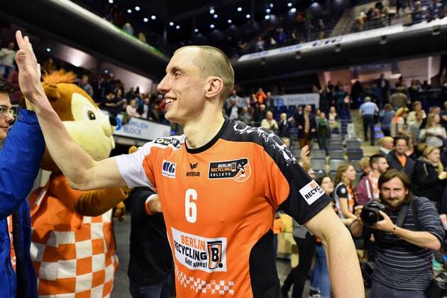 Felix Fischer (BR Volleys), macht nach seinem letzten Spiel in Berlin die Abklatschrunde bei seinen Fans BR Volleys Berlin - VfB Friedrichshafen Deutsche Volleyball Liga, Saison 2016 2017, Herren, Männer, Männer, men, playoff, play-off, Finale, Spiel 2, Volleyball, Deutschland, Germany, Max-Schmeling-Halle Berlin, 3.5.2017