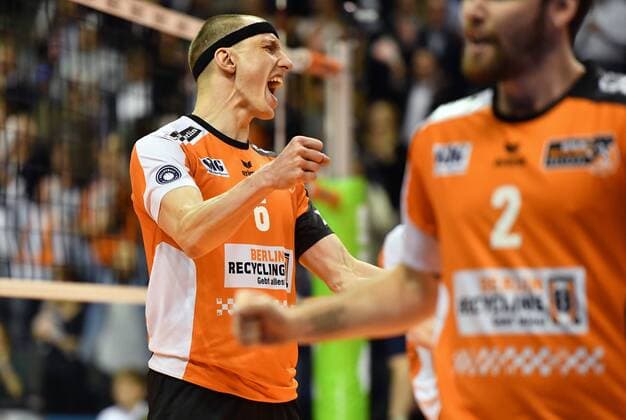 Felix Fischer (BR Volleys), jubelt nach einem Punkt, vorne Steven Marshall (BR Volleys), BR Volleys Berlin - VfB Friedrichshafen Deutsche Volleyball Liga, Saison 2016 2017, Herren, Männer, Männer, men, playoff, play-off, Finale, Spiel 2, Volleyball, Deutschland, Germany, Max-Schmeling-Halle Berlin, 3.5.2017