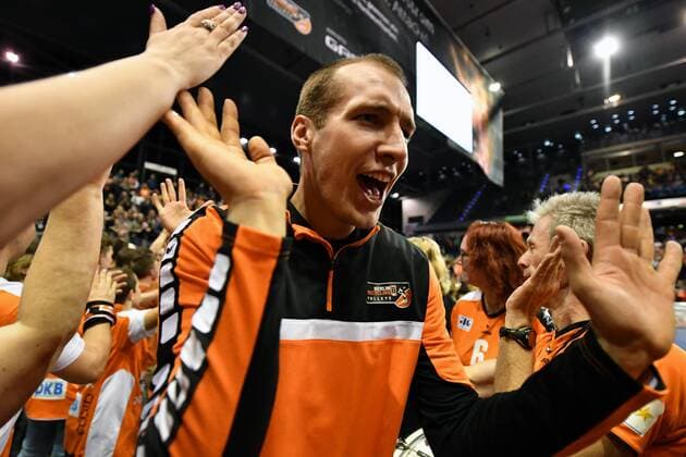 Wouter ter Maat (BR Volleys), klatscht nach dem Spiel die Fans ab BR Volleys Berlin - VfB Friedrichshafen Deutsche Volleyball Liga, Saison 2016 2017, Herren, Männer, Männer, men, playoff, play-off, Finale, Spiel 2, Volleyball, Deutschland, Germany, Max-Schmeling-Halle Berlin, 3.5.2017